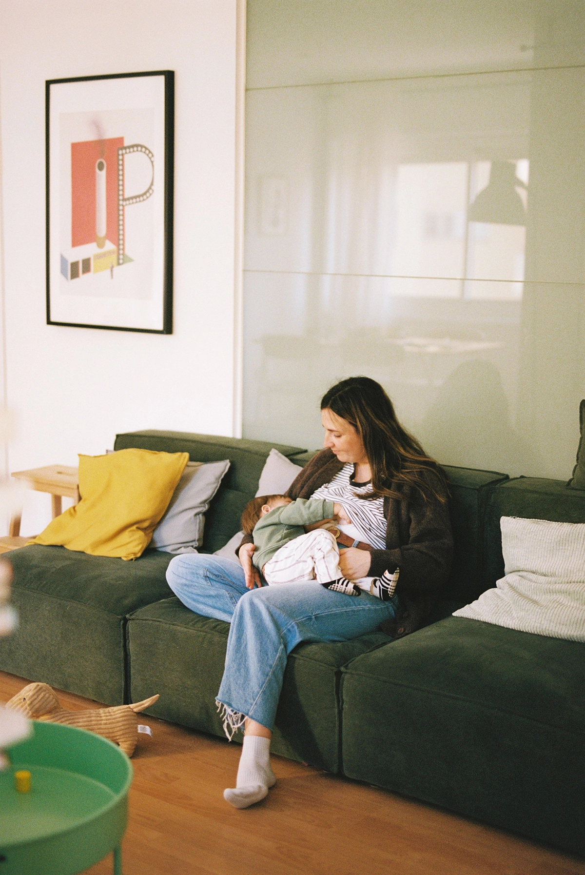 Retrato documental de una madre con su bebé durante la lactancia en casa