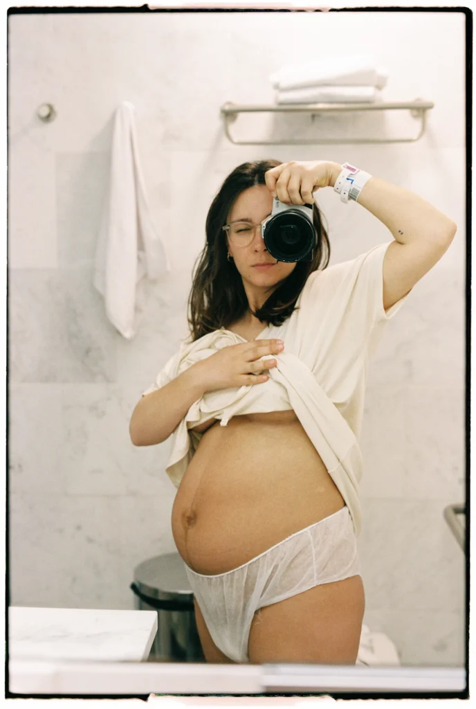Autorretrato mostrando el cuerpo de una madre después del parto, origen del proyecto fotográfico Marea Project