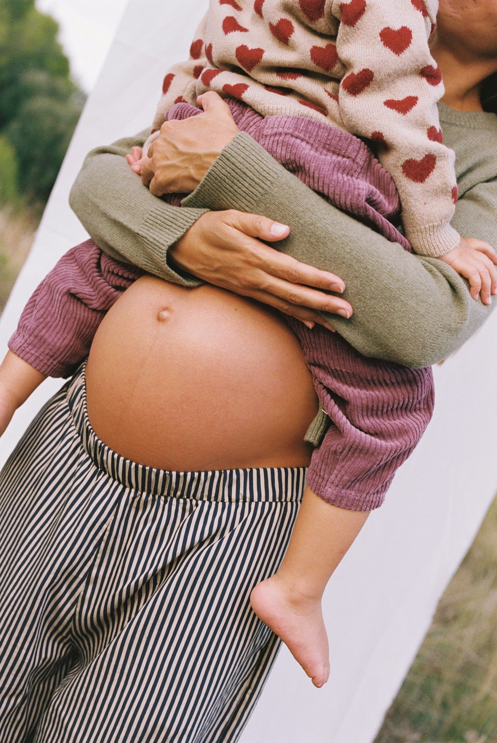 Sesión de embarazo en casa realizada por una fotógrafa de maternidad en Sabadell.