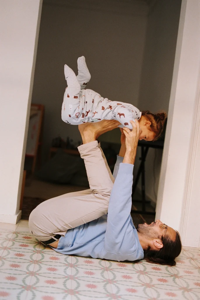 Padre jugando con sus dos hijos llevando pijamas de Molis&Co